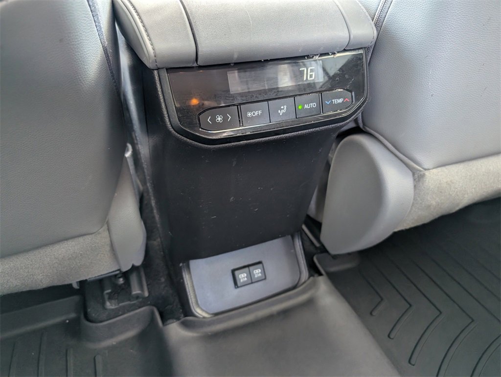 Used 2021 Toyota Highlander XLE image 30