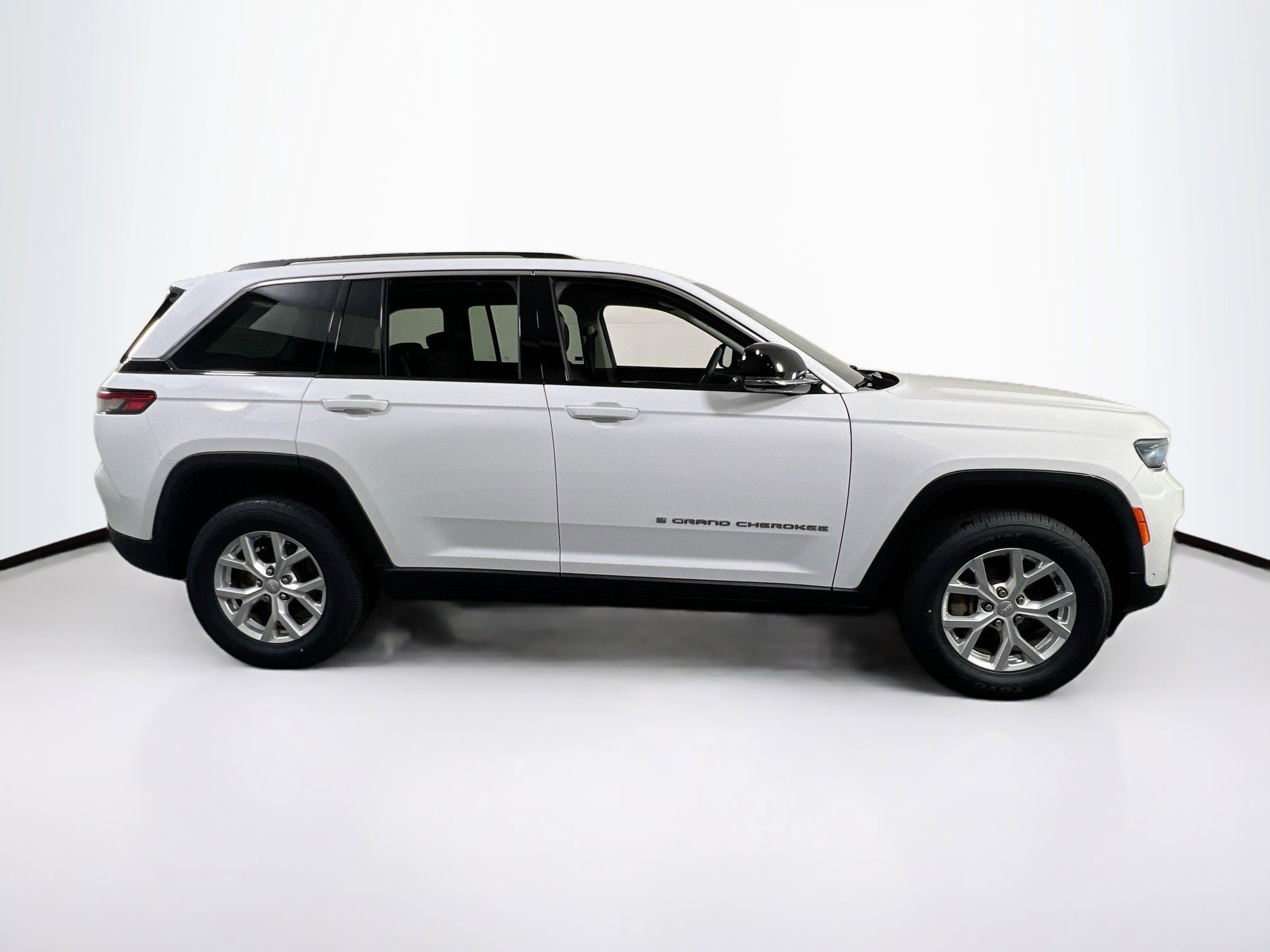 Used 2023 Jeep Grand Cherokee Limited w/ Luxury Tech Group II image 4