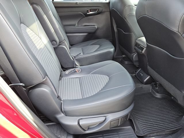 Used 2021 Toyota Highlander XSE AWD/4WD image 14