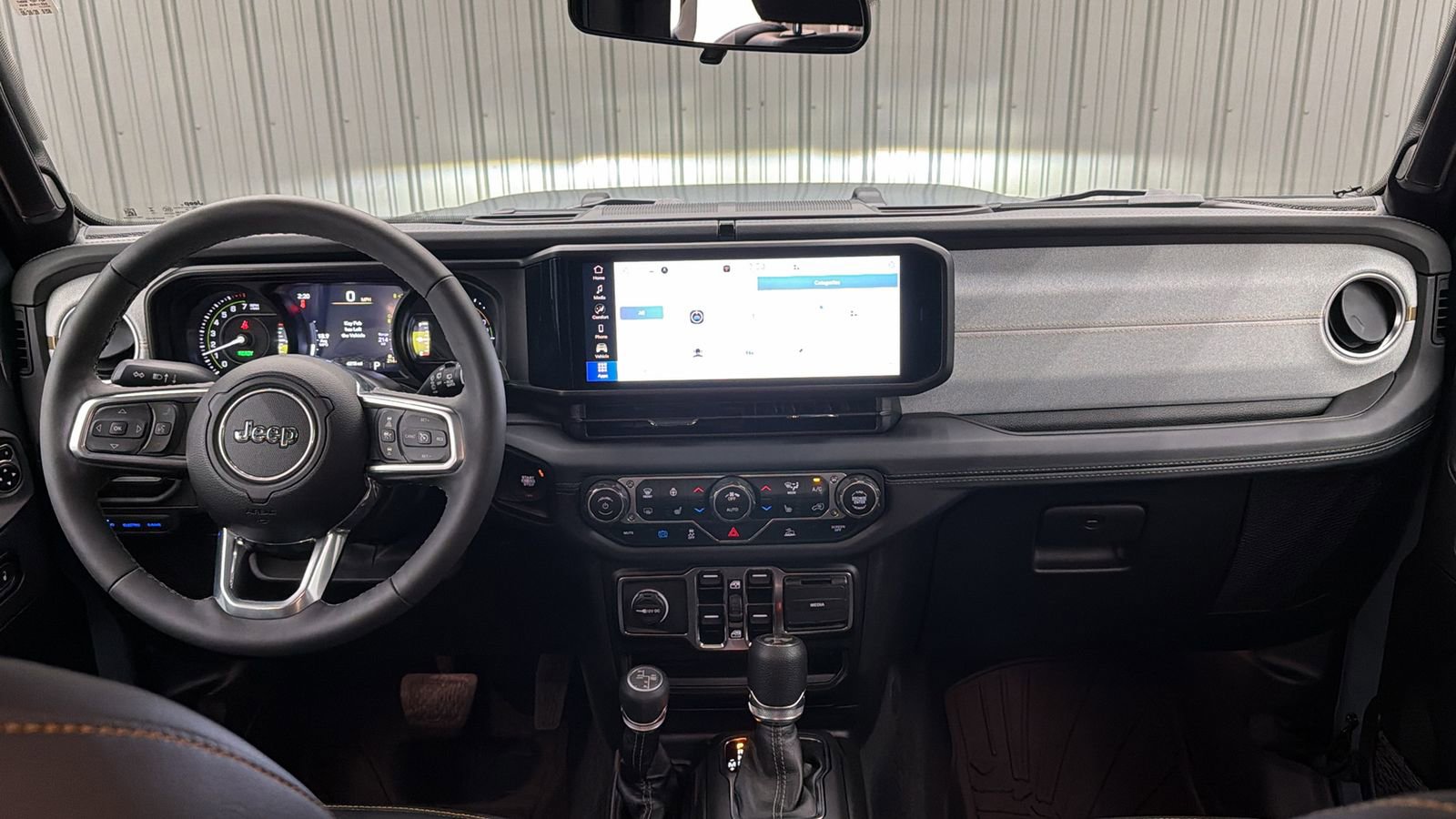 Used 2025 Jeep Wrangler Unlimited Sahara AWD/4WD image 16