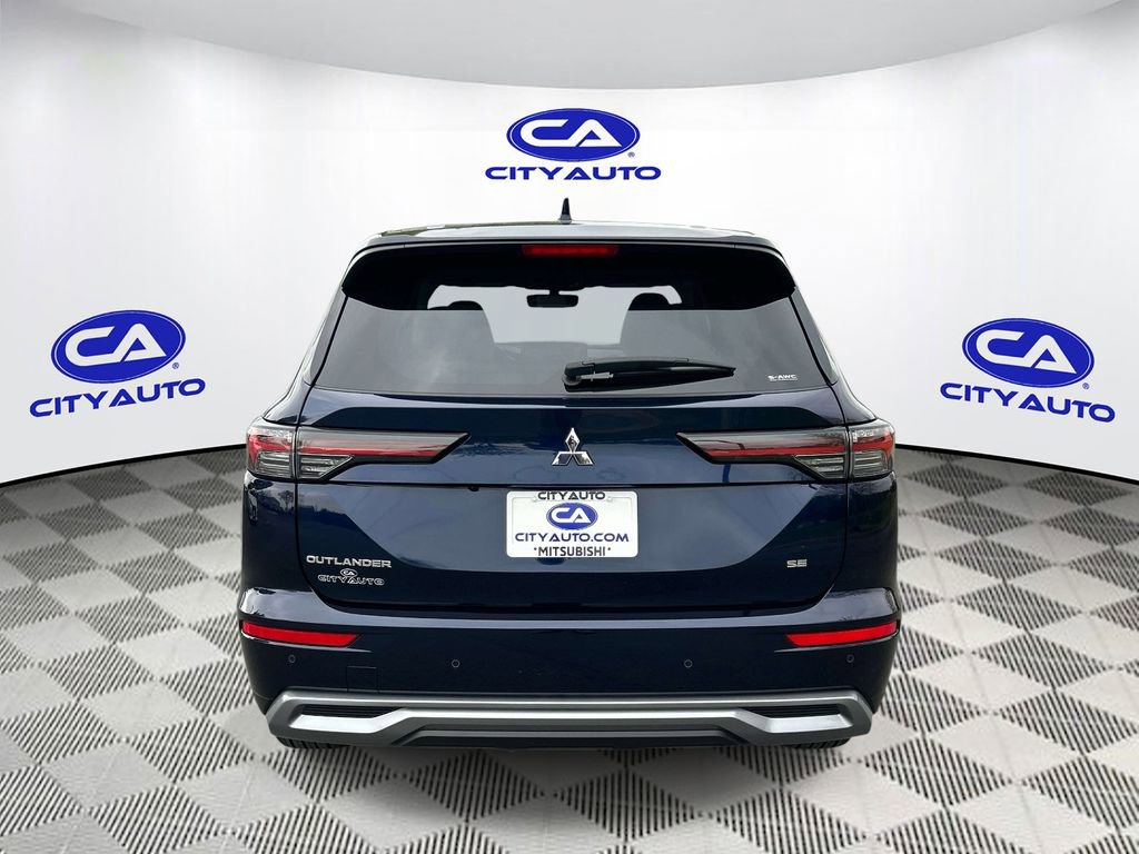 Used 2025 Mitsubishi Outlander SE image 5