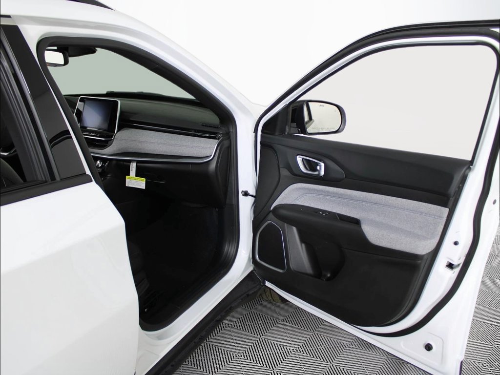 New 2025 Jeep Compass Latitude AWD/4WD image 33