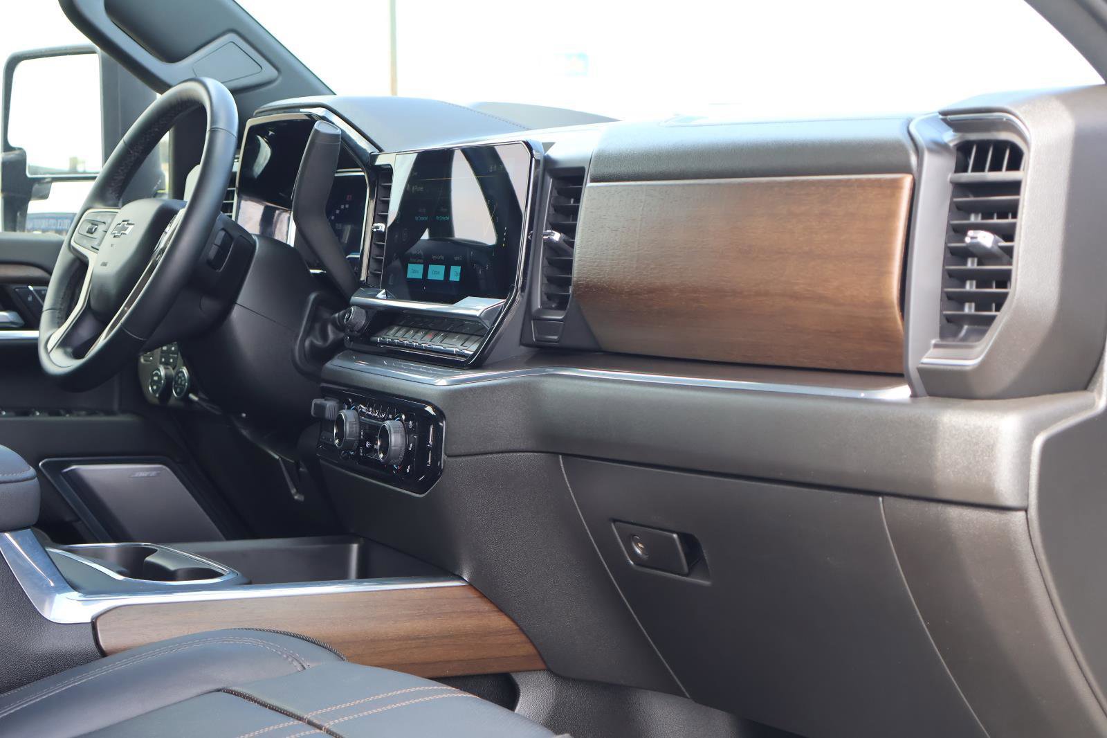 Used 2024 Chevrolet Silverado 2500 High Country w/ High Country Premium Package image 41