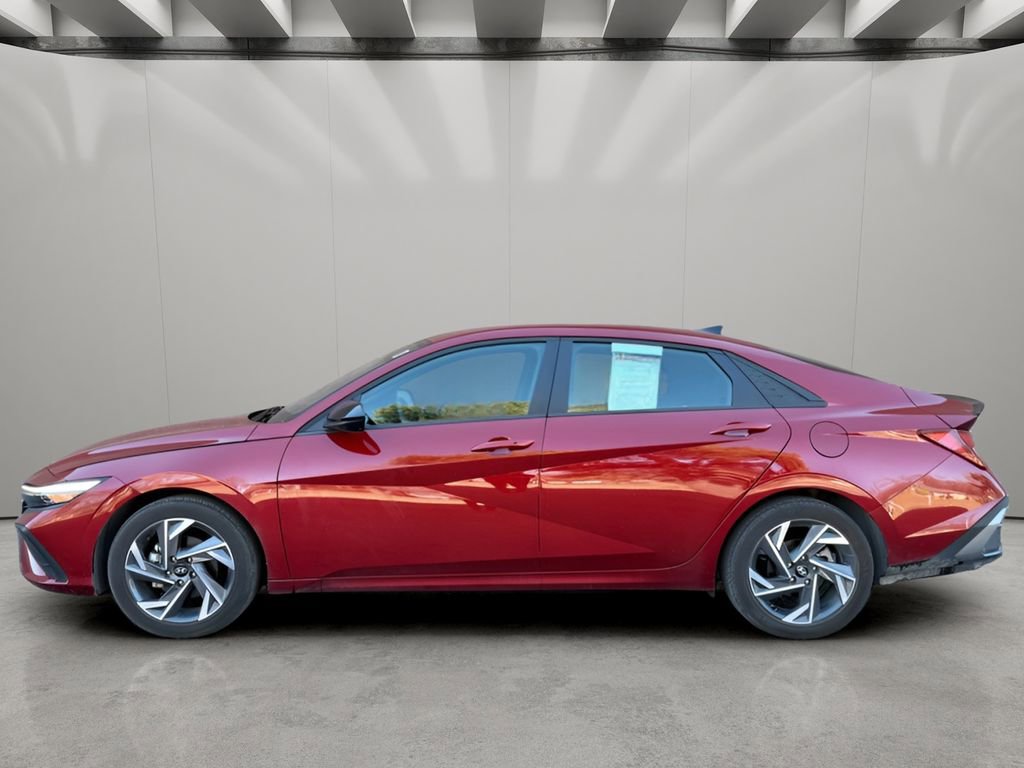 Used 2025 Hyundai Elantra Blue image 2