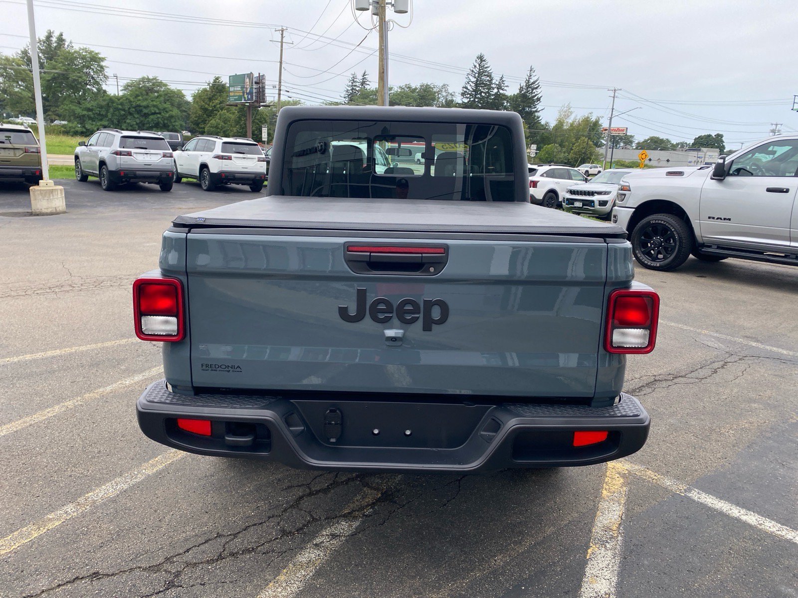 Used 2025 Jeep Gladiator Sport AWD/4WD image 4