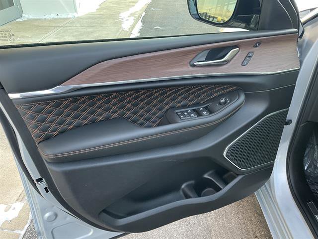 Used 2025 Jeep Grand Cherokee Summit w/ Obsidian Package image 9