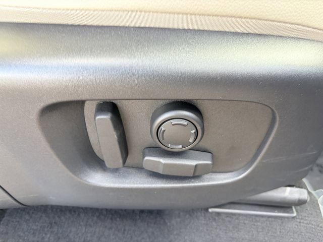 Used 2023 Land Rover Discovery Sport SE image 19