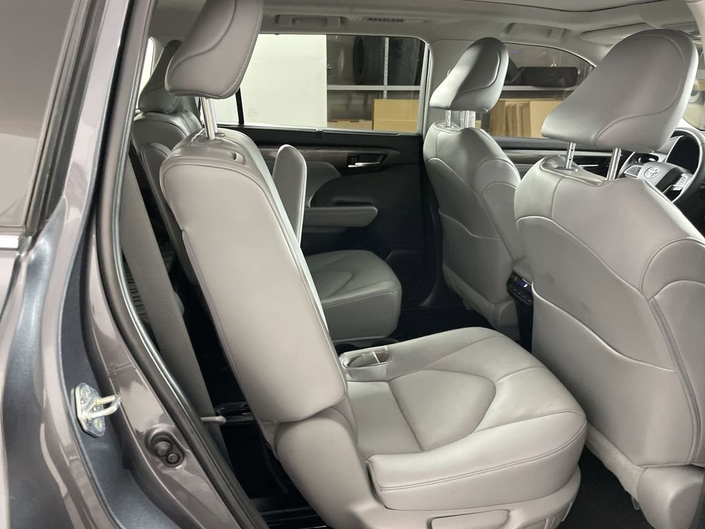 Used 2023 Toyota Highlander Platinum image 28