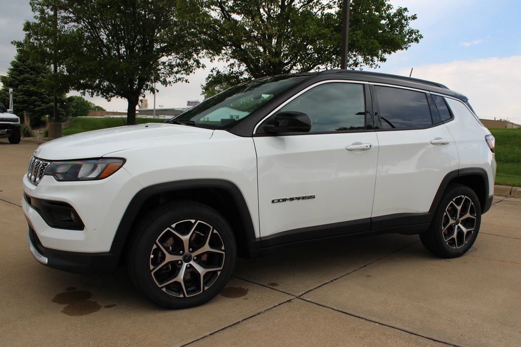 Used 2025 Jeep Compass Limited AWD/4WD image 17
