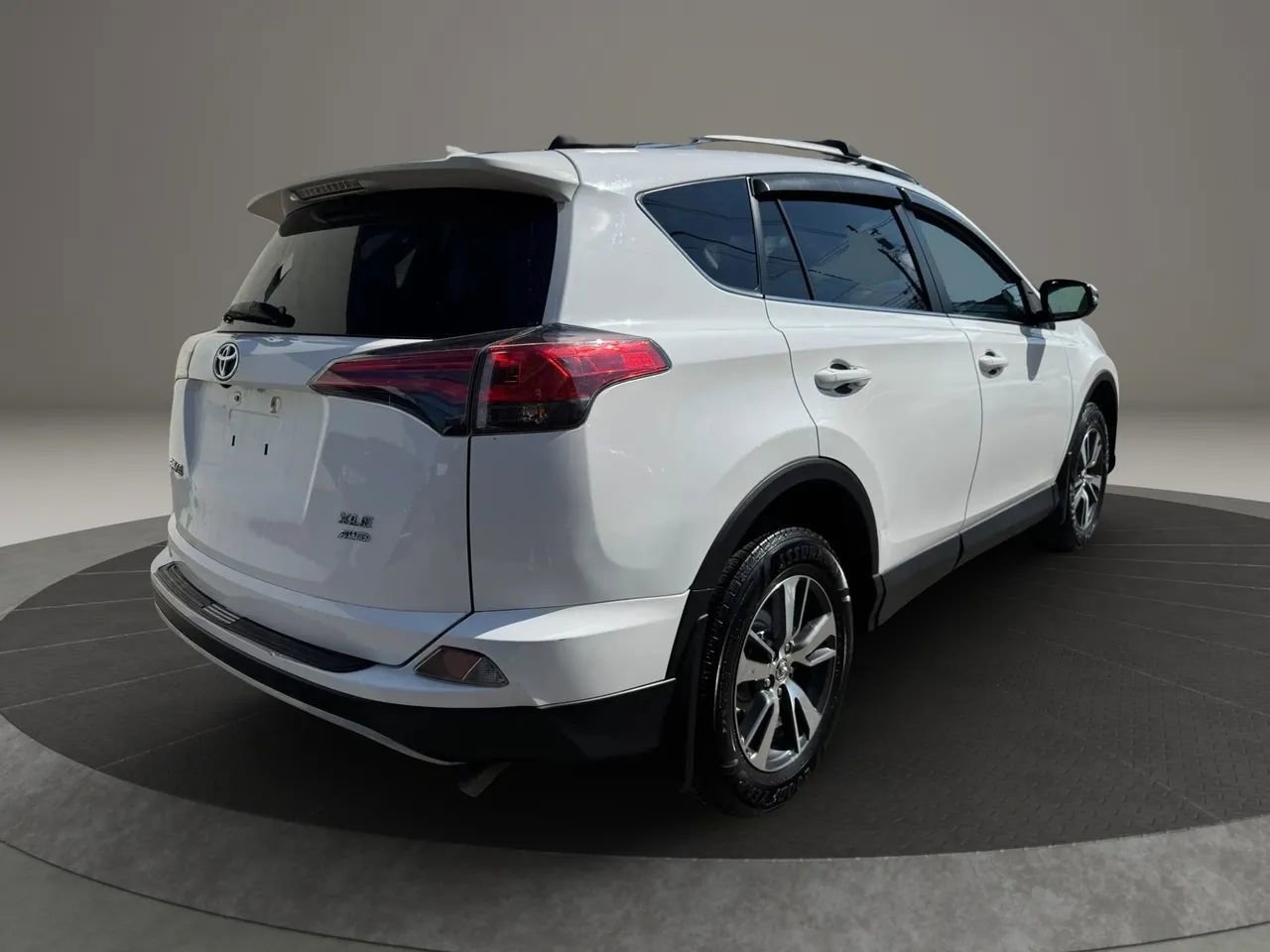 Used 2018 Toyota RAV4 XLE AWD/4WD image 5