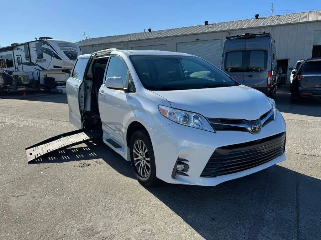 Used 2019 Toyota Sienna XLE w/ XLE Navigation Package FWD image 45