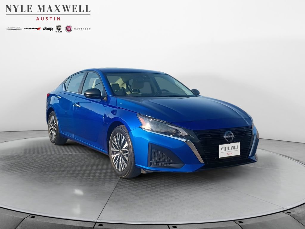 Used 2025 Nissan Altima 2.5 SV FWD image 2