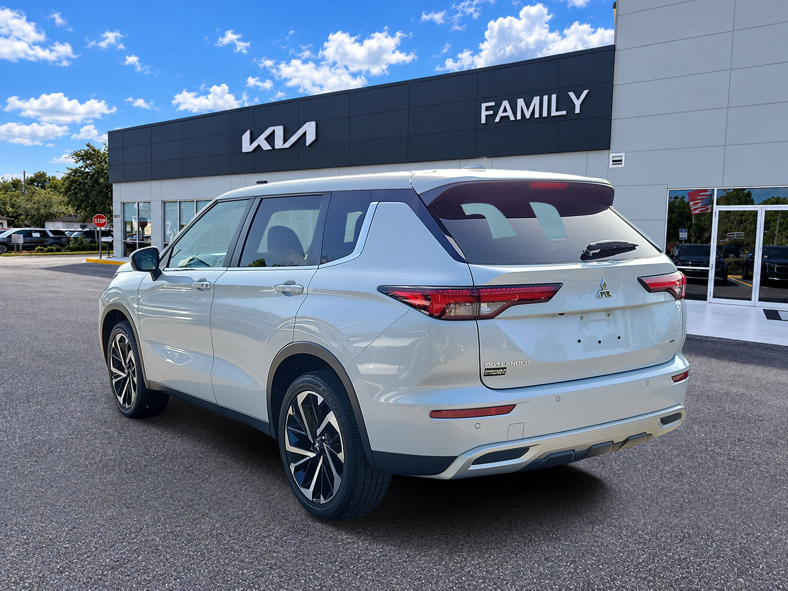 Used 2023 Mitsubishi Outlander SE AWD/4WD image 4