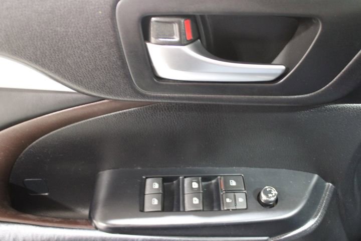 Used 2015 Toyota Highlander XLE image 19
