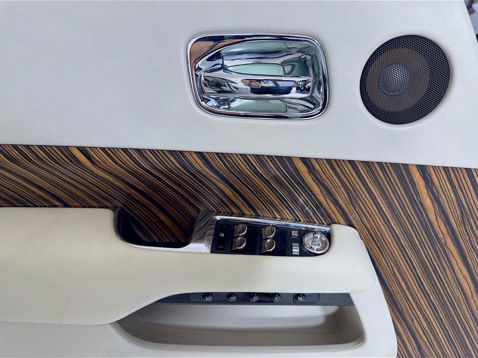 Used 2016 Rolls-Royce Dawn RWD image 17