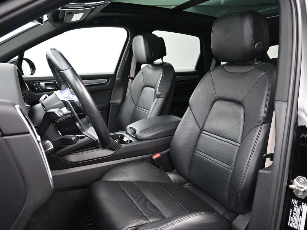Certified 2023 Porsche Cayenne Platinum Edition image 5