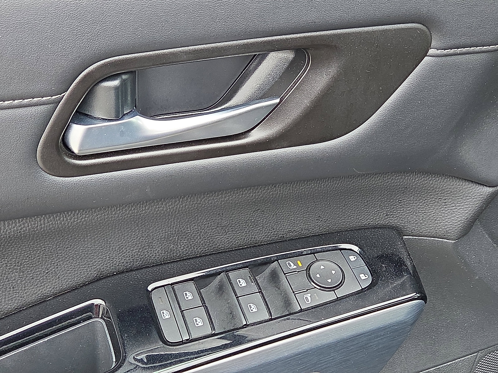 Used 2025 Nissan Pathfinder SL w/ SL Premium Package FWD image 15