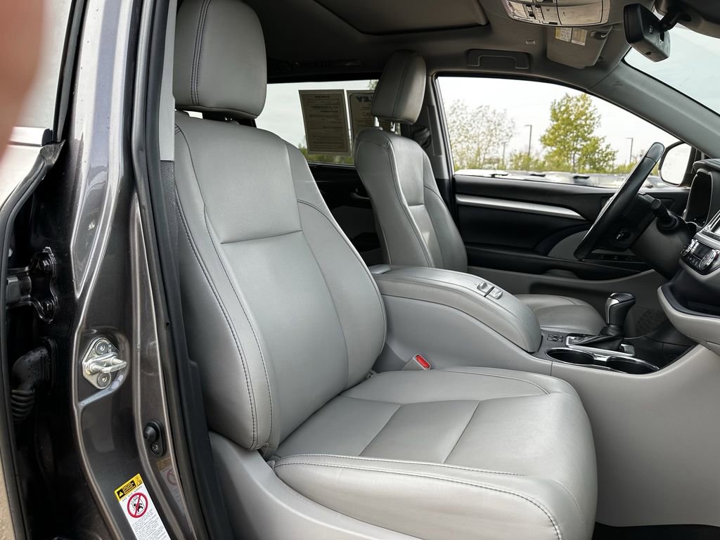 Used 2019 Toyota Highlander XLE image 28
