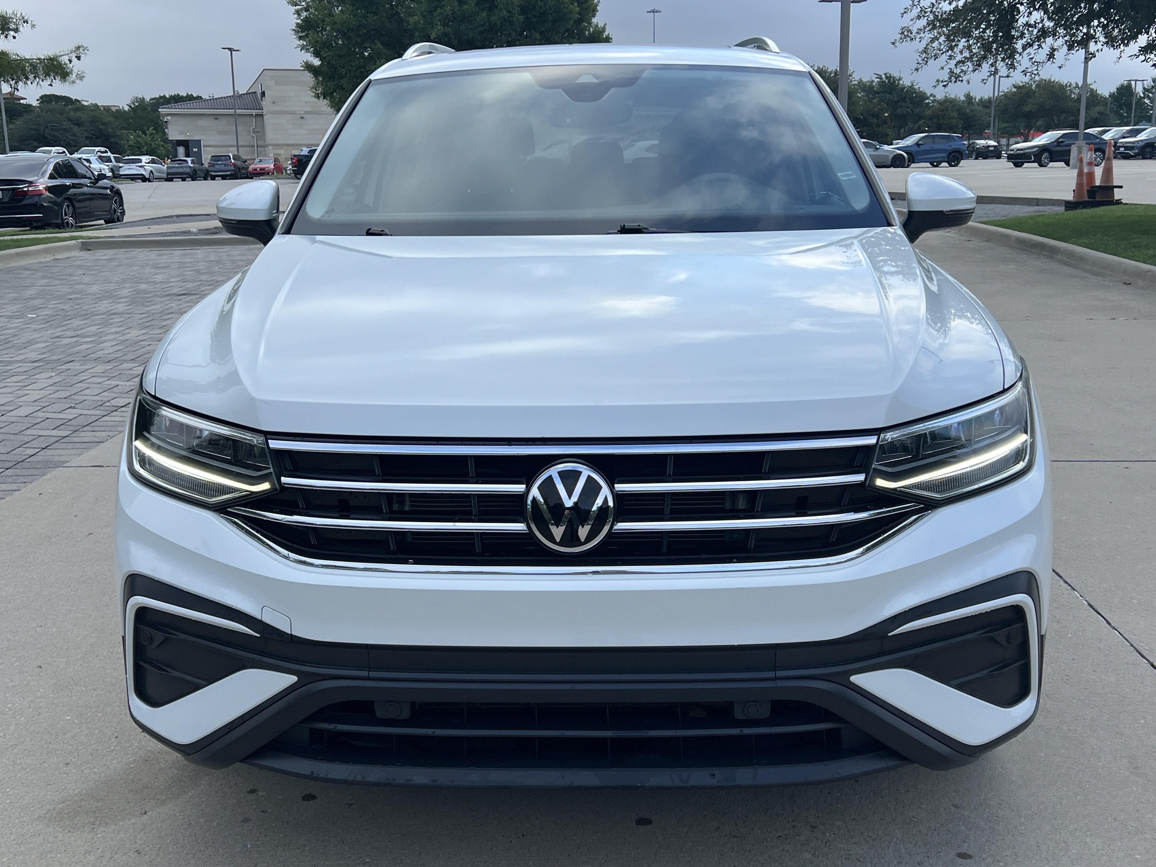 Certified 2023 Volkswagen Tiguan SE w/ Panoramic Sunroof Package FWD image 3