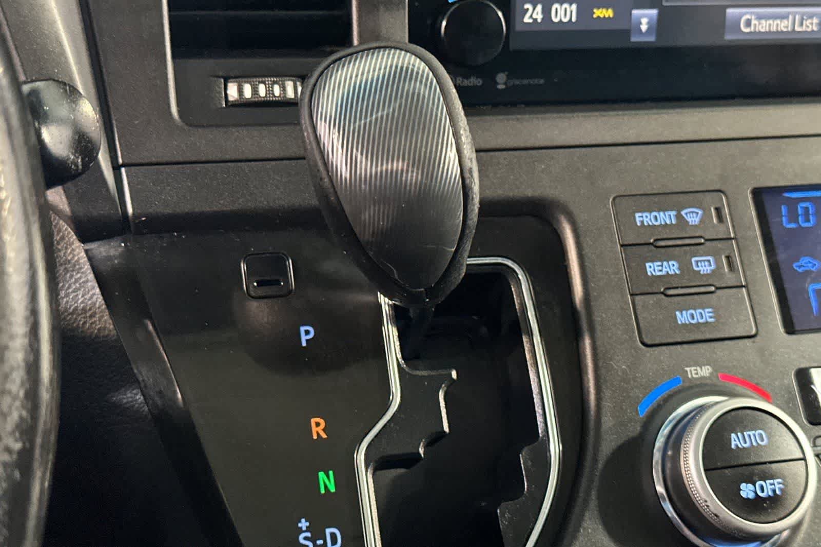 Used 2015 Toyota Sienna SE w/ SE Preferred Package FWD image 28