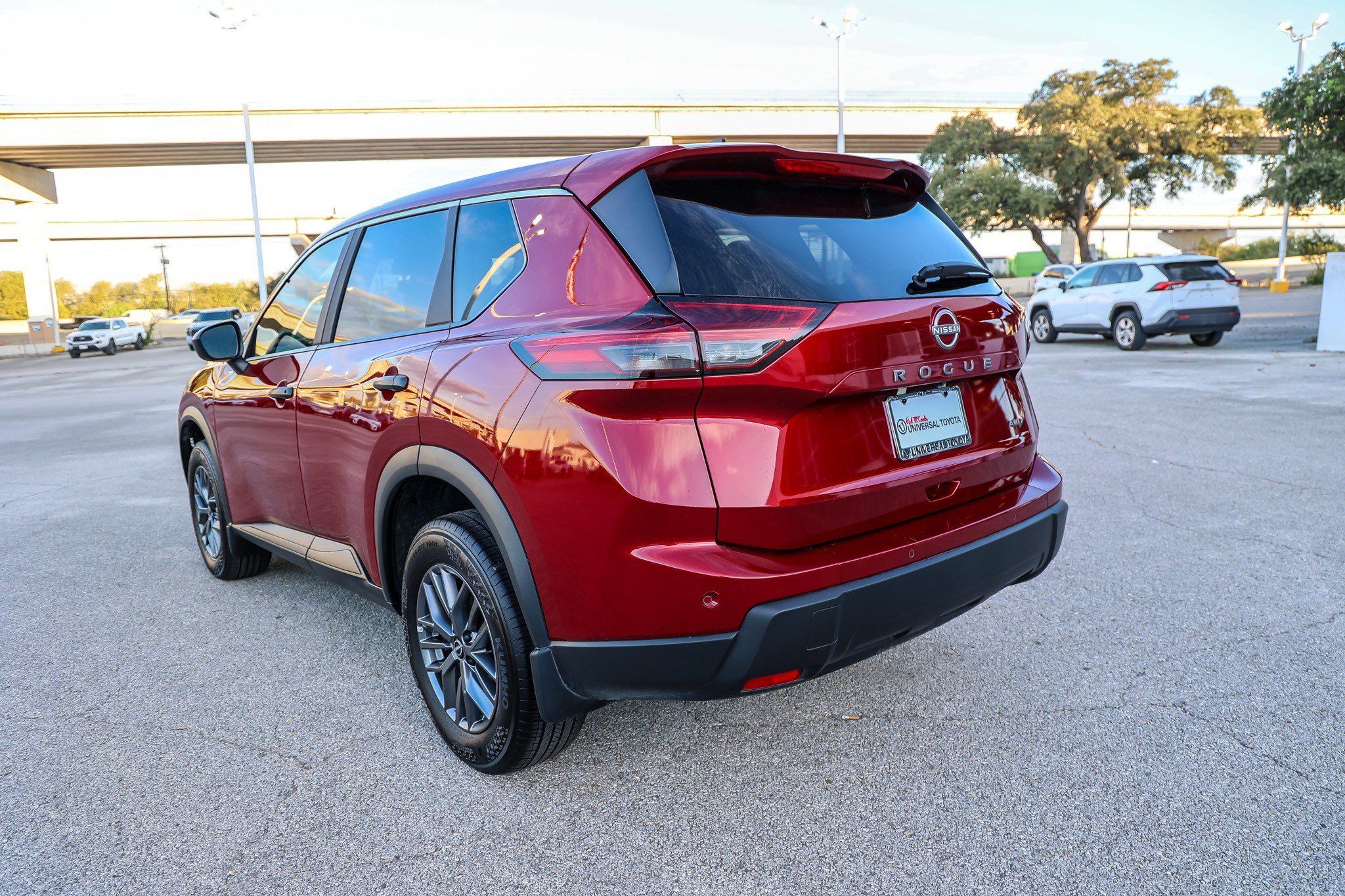 Used 2025 Nissan Rogue S AWD/4WD image 9