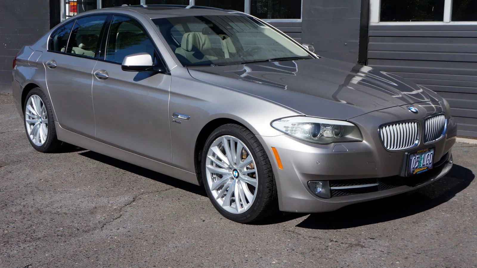Used 2011 BMW 550i xDrive Sedan AWD/4WD image 8