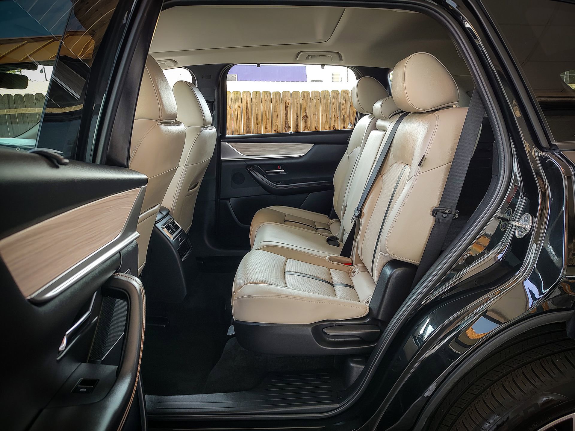 Used 2025 MAZDA CX-70 Plug-In Hybrid w/ Premium Pkg image 16