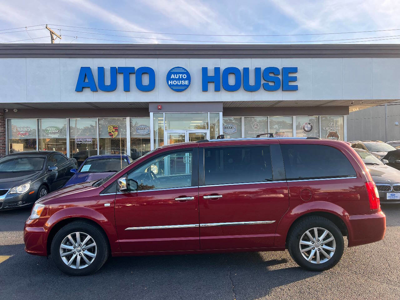 Used 2014 Chrysler Town & Country Touring-L image 8