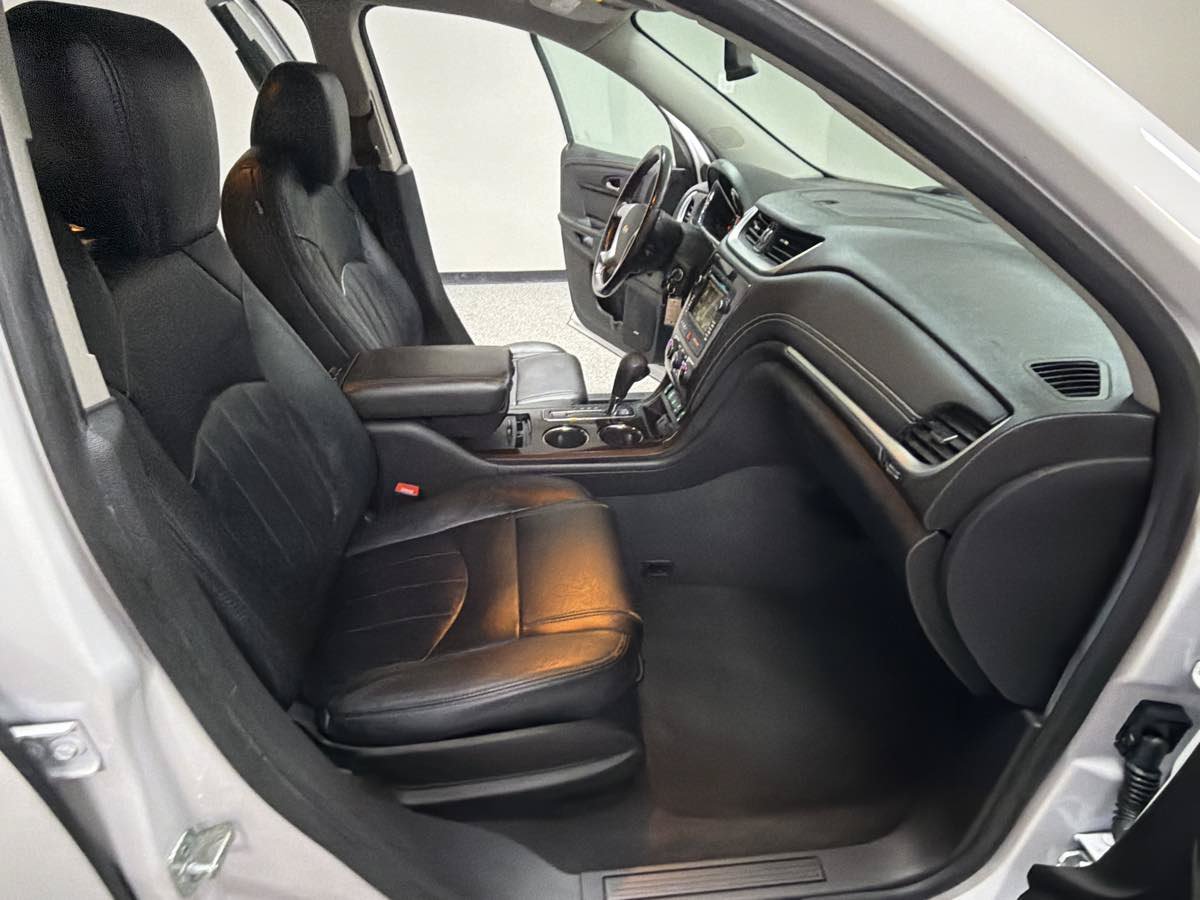 Used 2017 Chevrolet Traverse LT FWD image 28