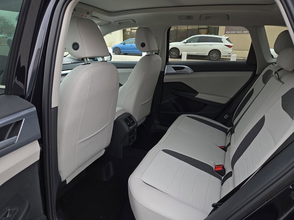 Used 2025 Volkswagen Taos SE FWD image 17