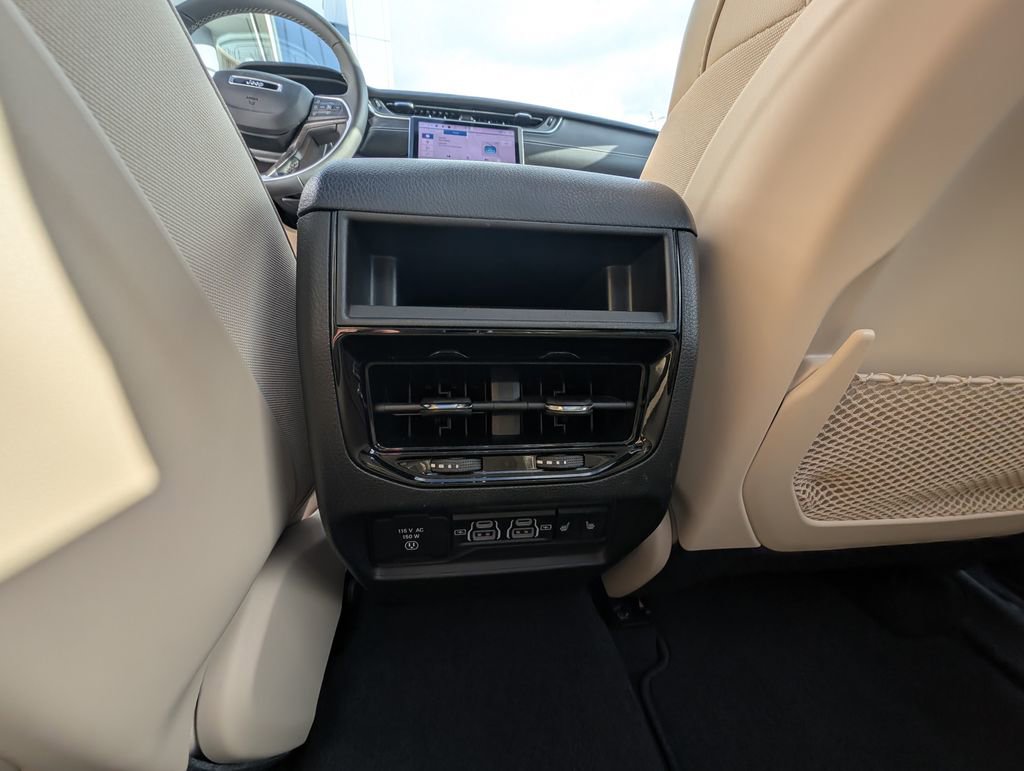 Used 2024 Jeep Grand Cherokee Limited image 39