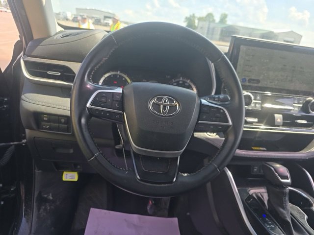Used 2023 Toyota Highlander XLE AWD/4WD image 13