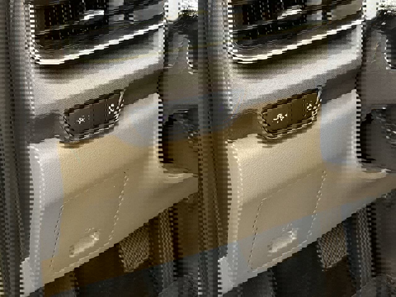 Used 2025 Kia Carnival EX image 12