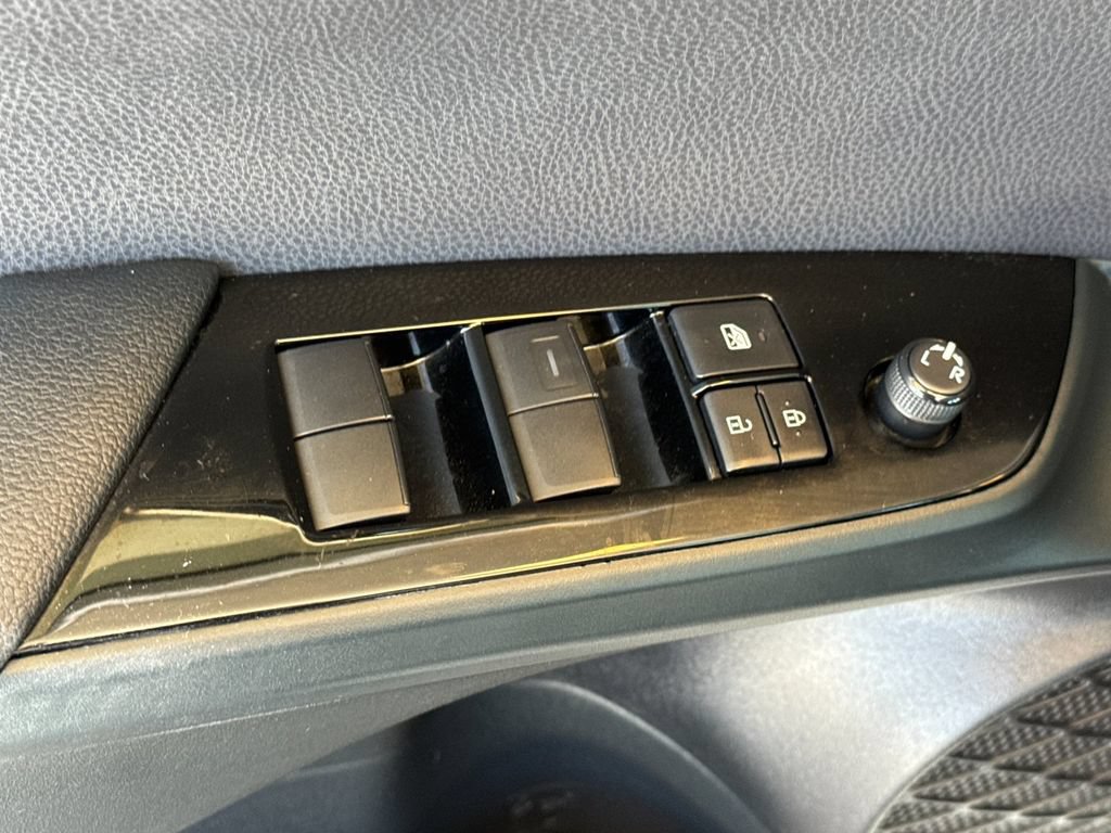 Used 2022 Toyota Prius LE FWD image 13
