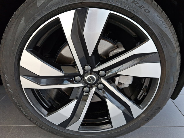 Used 2024 Volvo XC40 B5 Plus w/ Climate Package AWD/4WD image 8