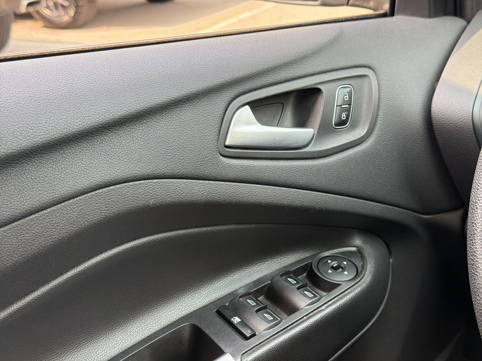 Used 2017 Ford Escape SE FWD image 26