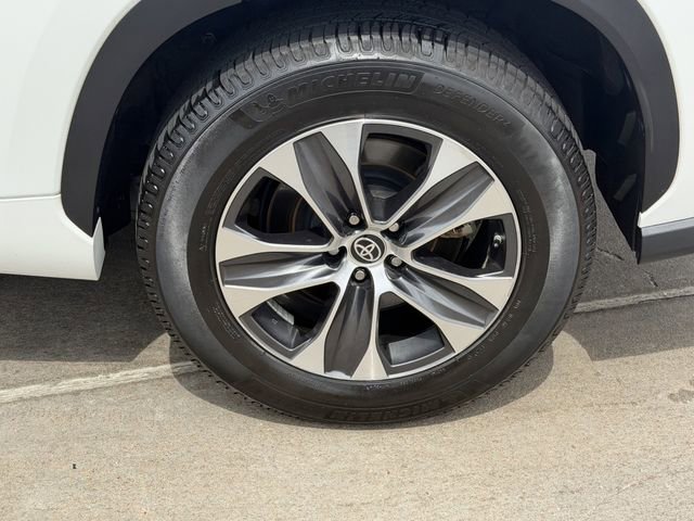 Used 2022 Toyota Highlander XLE FWD image 8