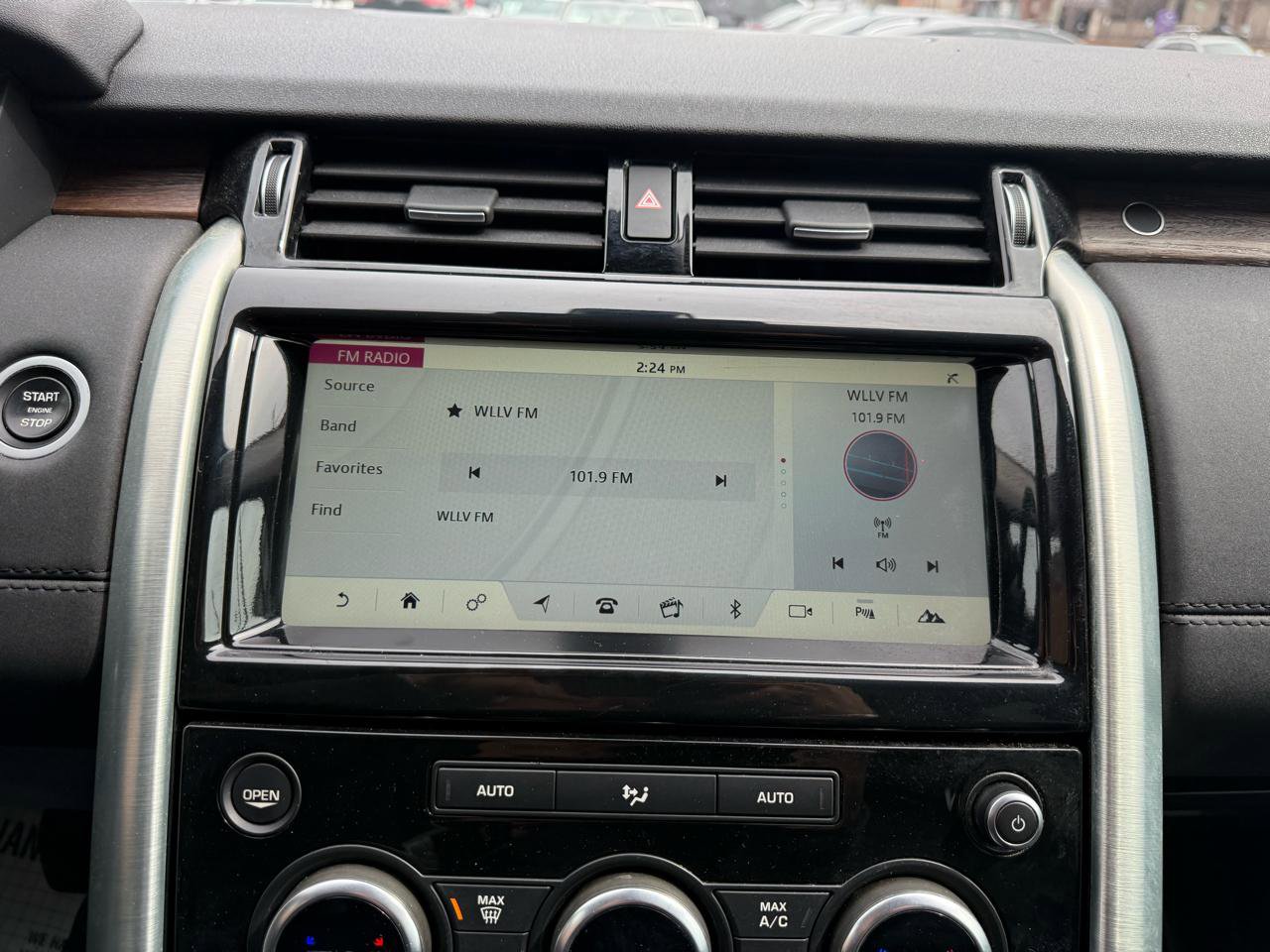 Used 2017 Land Rover Discovery HSE image 11