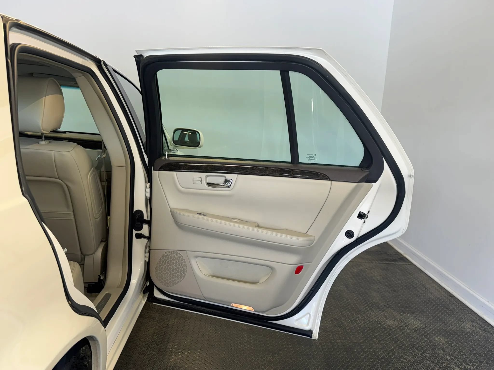 Used 2011 Cadillac DTS Luxury FWD image 28