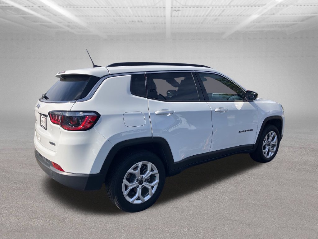 Used 2025 Jeep Compass Latitude AWD/4WD image 6