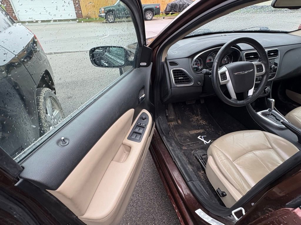 Used 2013 Chrysler 200 Limited image 4