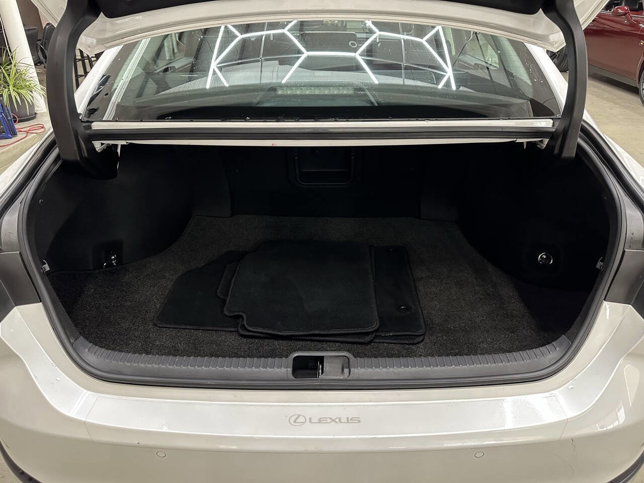 Used 2019 Lexus ES 300h w/ Premium Package image 8