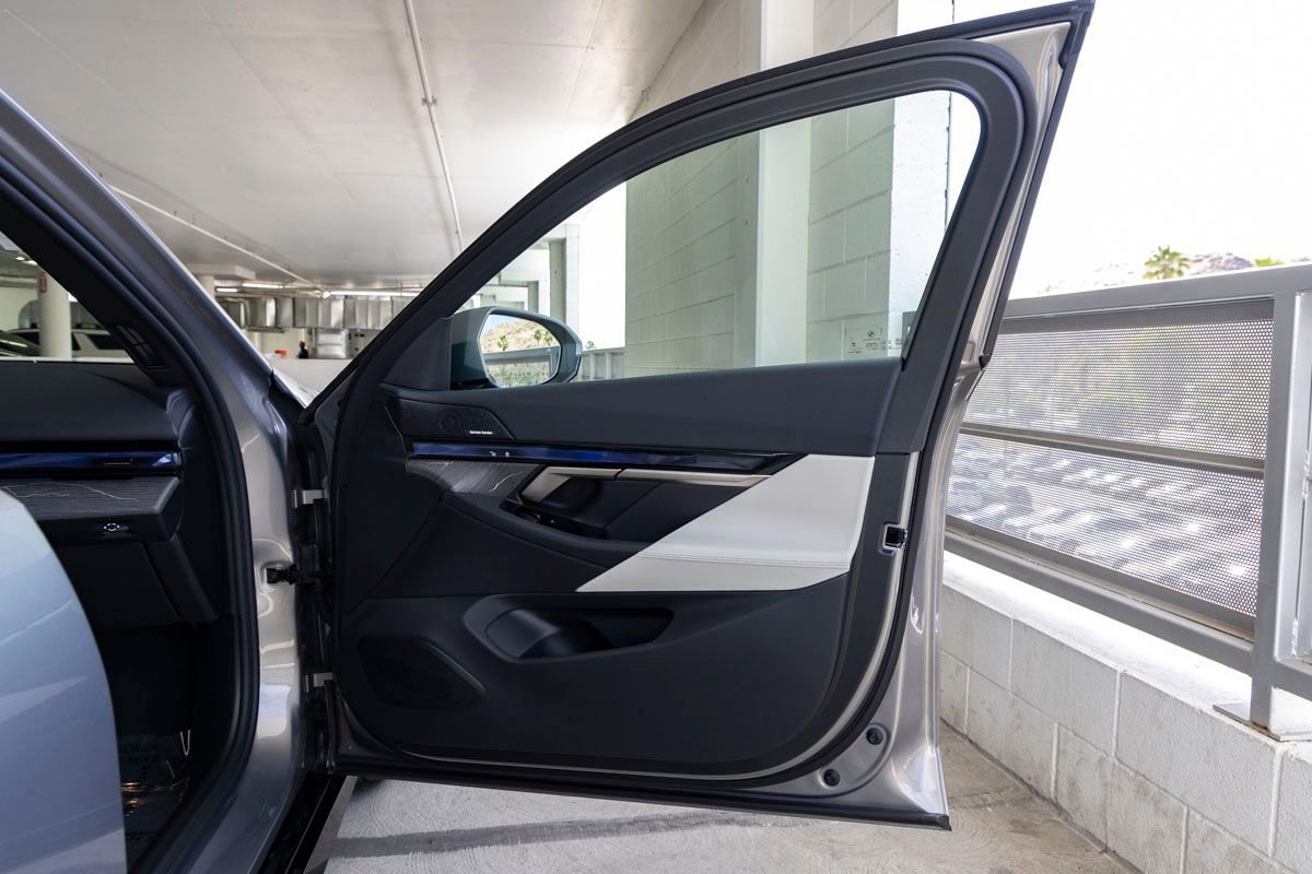 New 2026 BMW 550e xDrive w/ Premium Package AWD/4WD image 30