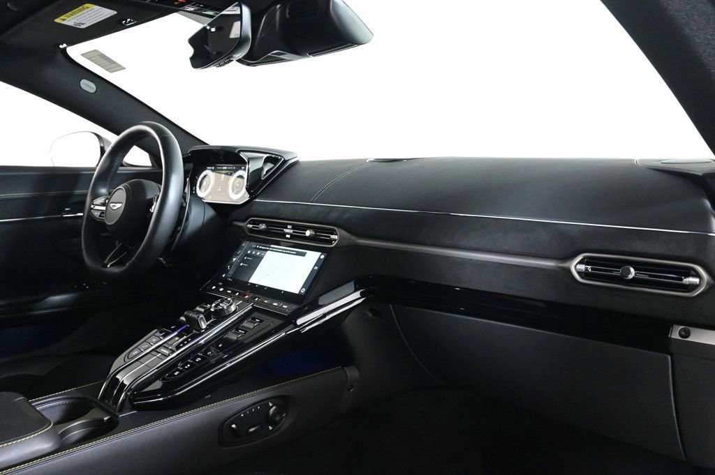 Used 2025 Aston Martin V8 Vantage Coupe image 20