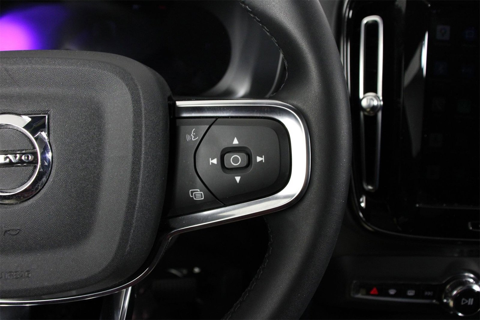 Certified 2023 Volvo XC40 Recharge Ultimate image 11