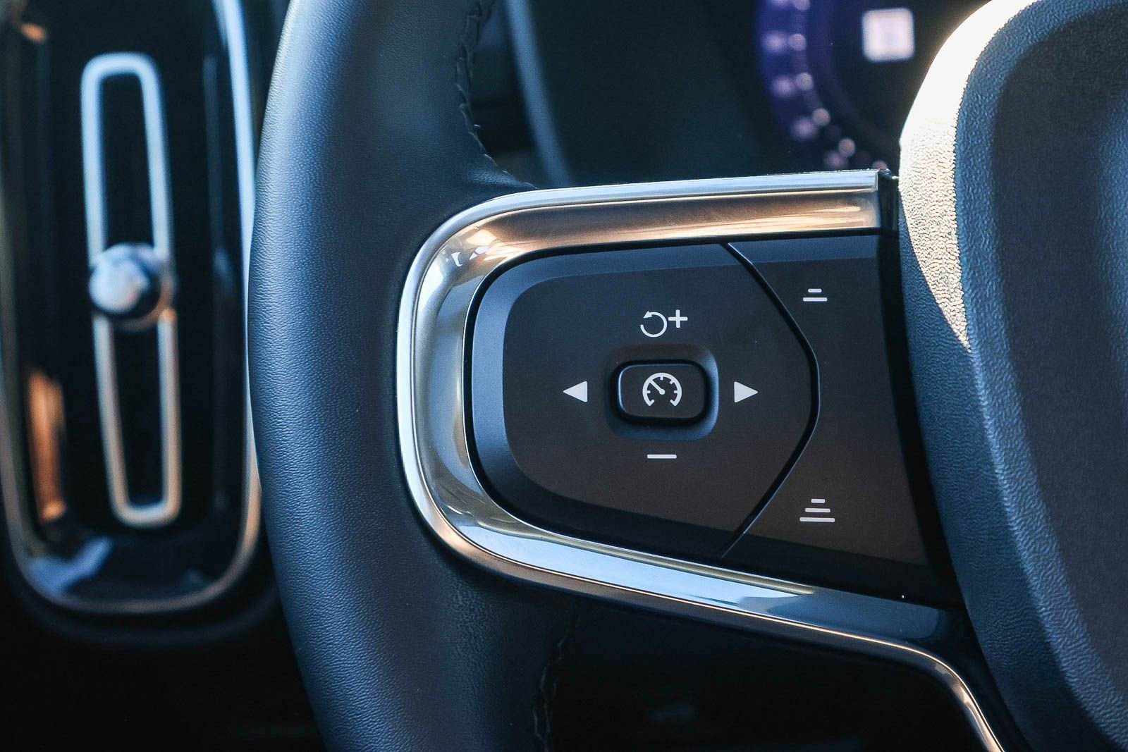 Used 2023 Volvo XC40 B5 Ultimate w/ Protection Package Premier image 37