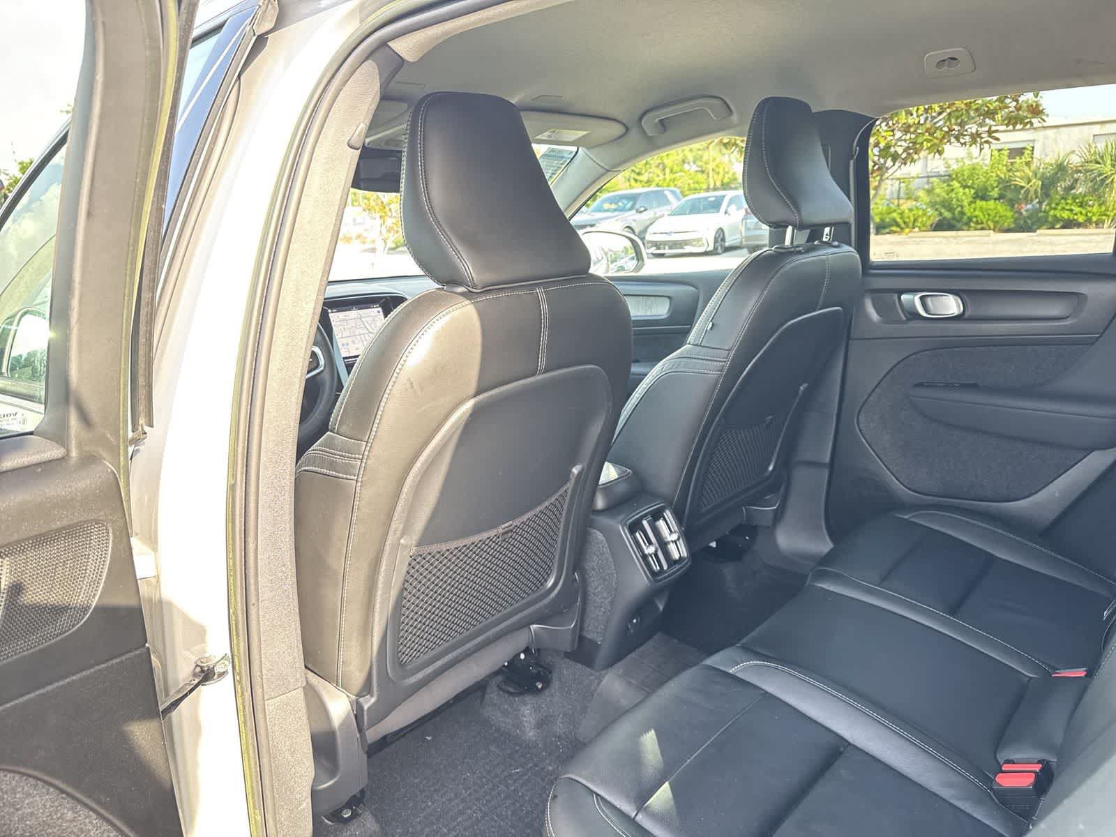 Used 2023 Volvo XC40 B4 Core w/ Convenience Package FWD image 25
