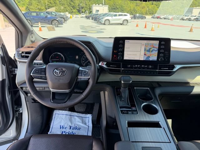 Used 2024 Toyota Sienna Platinum FWD image 13