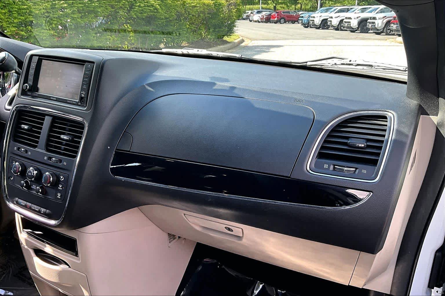 Used 2016 Dodge Grand Caravan SE FWD image 18