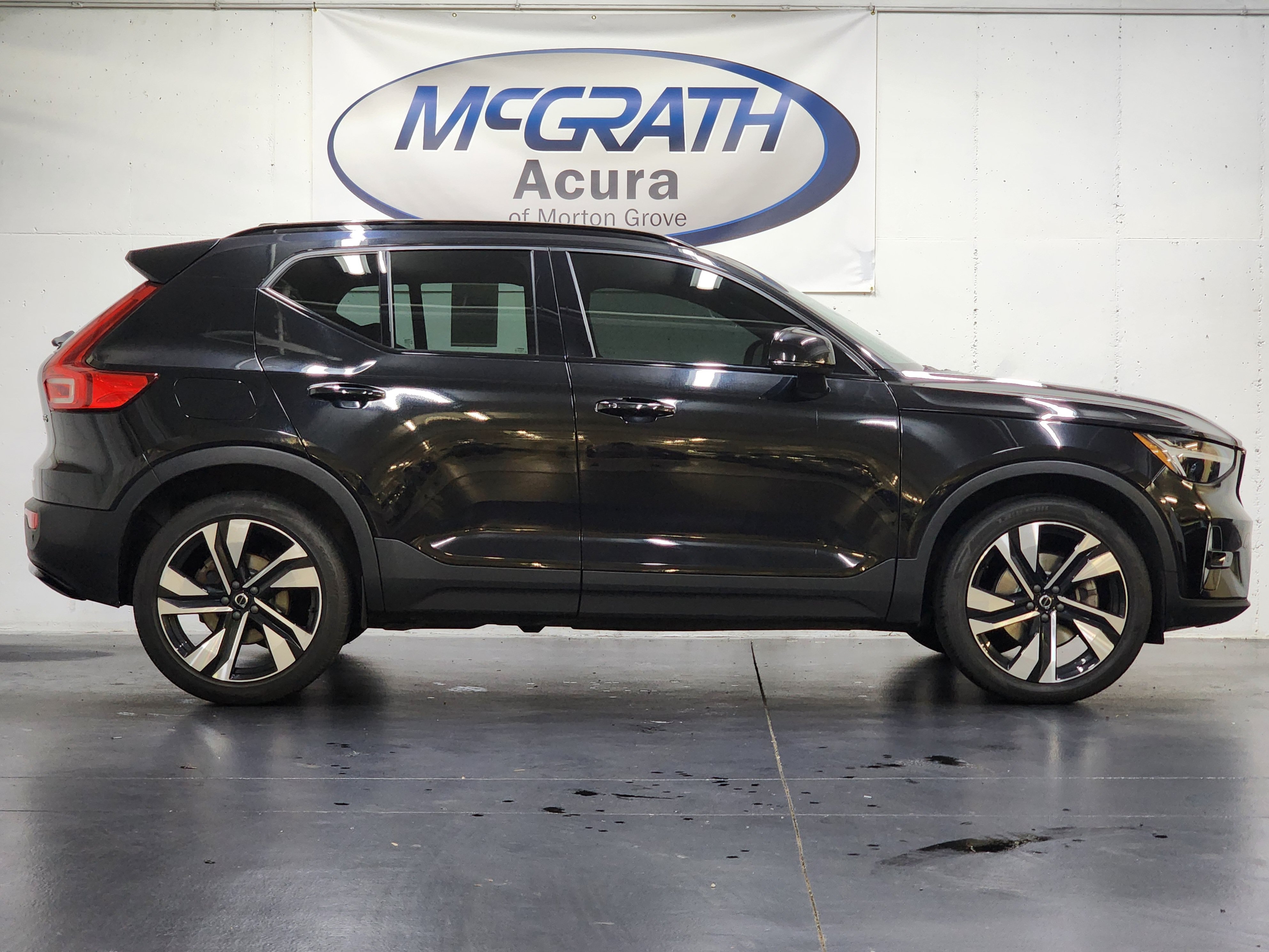 Used 2023 Volvo XC40 B5 Plus w/ Climate Package AWD/4WD image 3